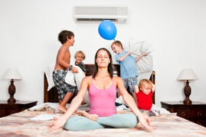 Mamma gör yoga